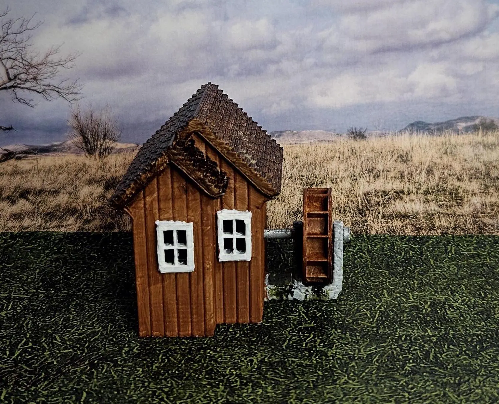 HO scale working waterwheel with a medium building