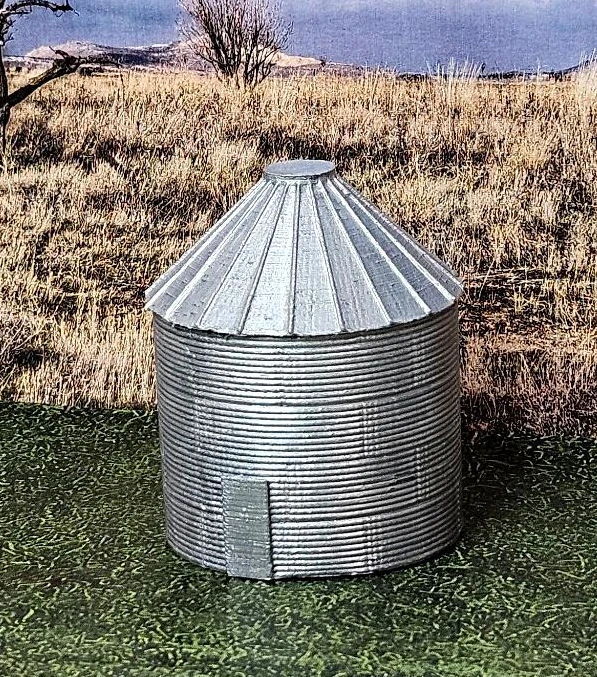 Angled view of the N scale 20-foot grain silo