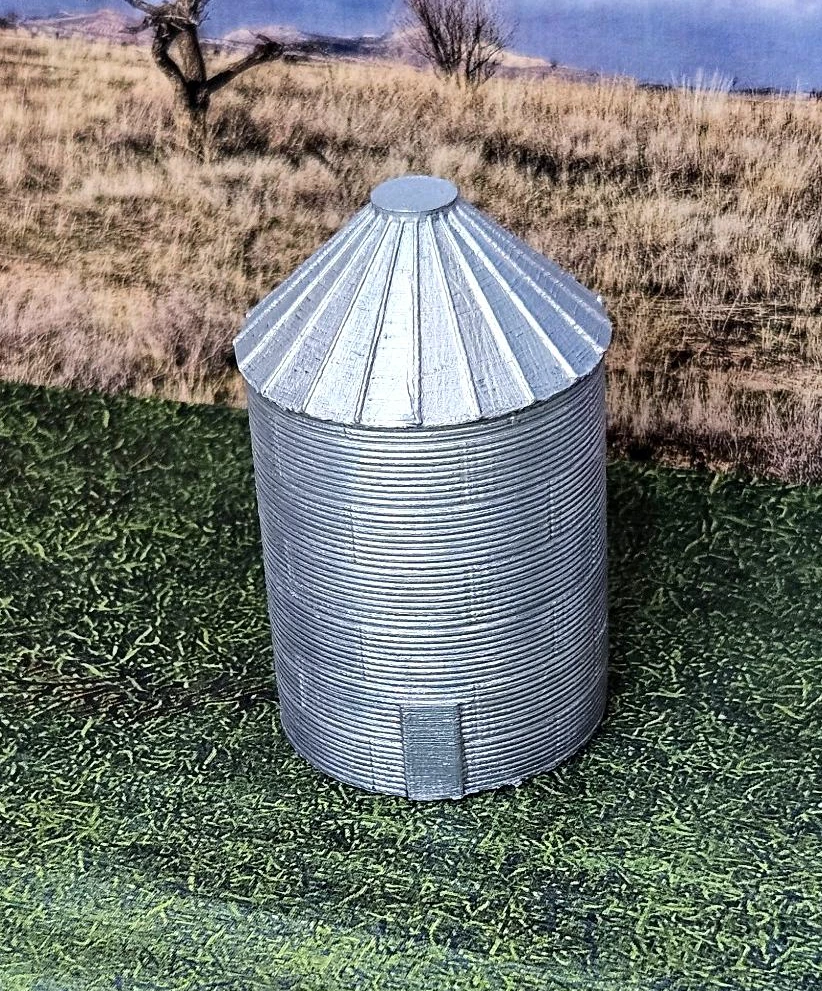 Angled view of the N scale 30-foot grain silo