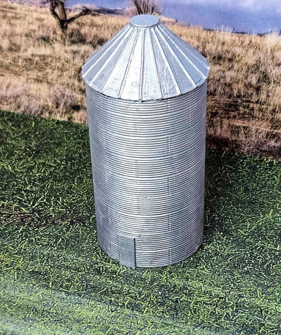 Angled view of the N scale 40-foot grain silo